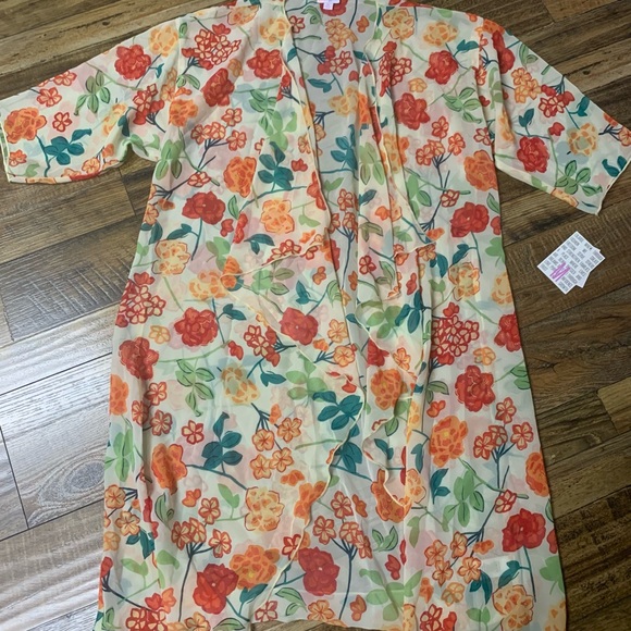 Lularoe Shirley size Medium floral NEW